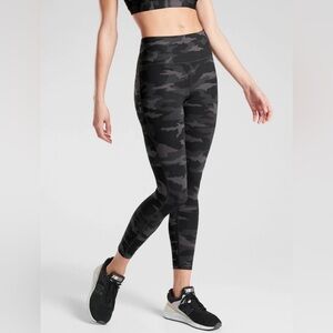 Athleta Ultimate Stash Pocket Camo 7/8 Length Tight Black Womens Size Small Tall
